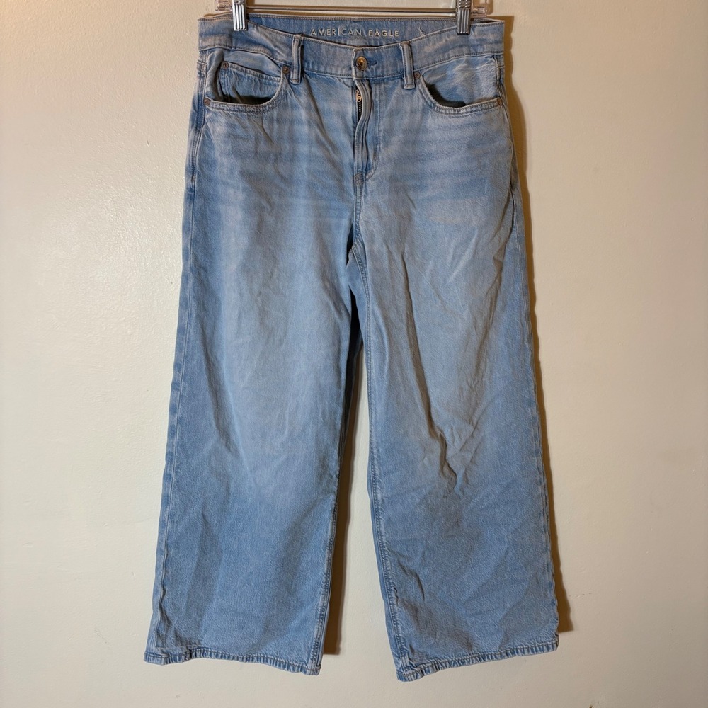 American Eagle Low-Rise Ultra Wide Leg Jeans Size 4 Light Wash Denim